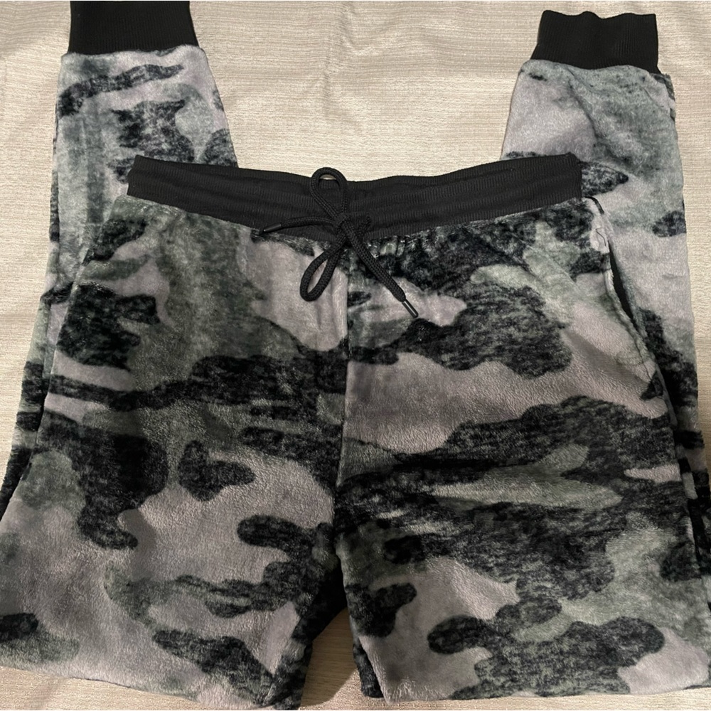 Secret Treasures women’s pajama pants w/ pockets and waist tie
